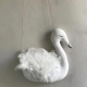 Cisne blanco con plumas