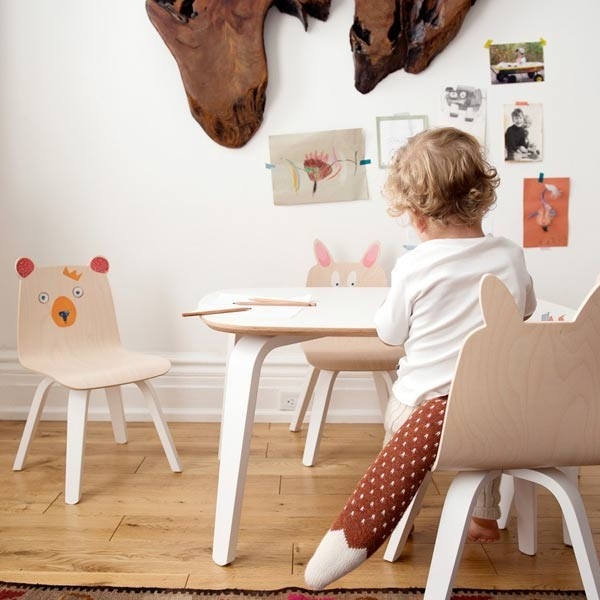 Mesa con sillas de madera  Jugueteria Rincón Infantil